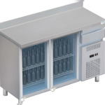 Barra refrigerada de acero inoxidable con compartimientos para botellas.